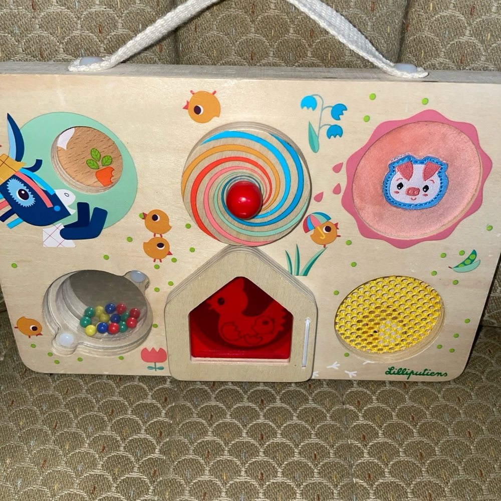 Lilliputiens Discovery Farm Suitcase in great condition.